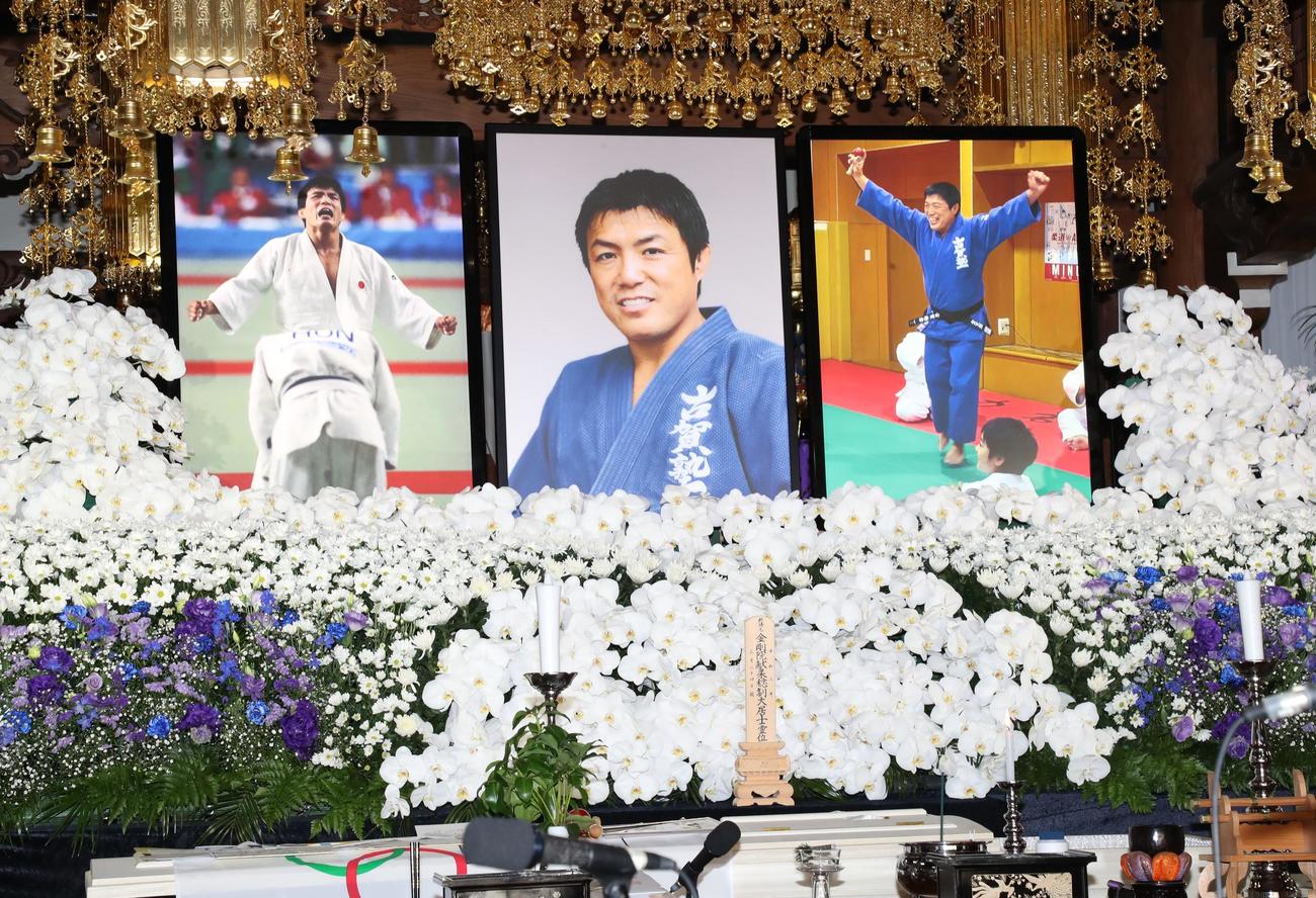 祭壇に飾られた古賀稔彦さんの遺影（代表撮影）