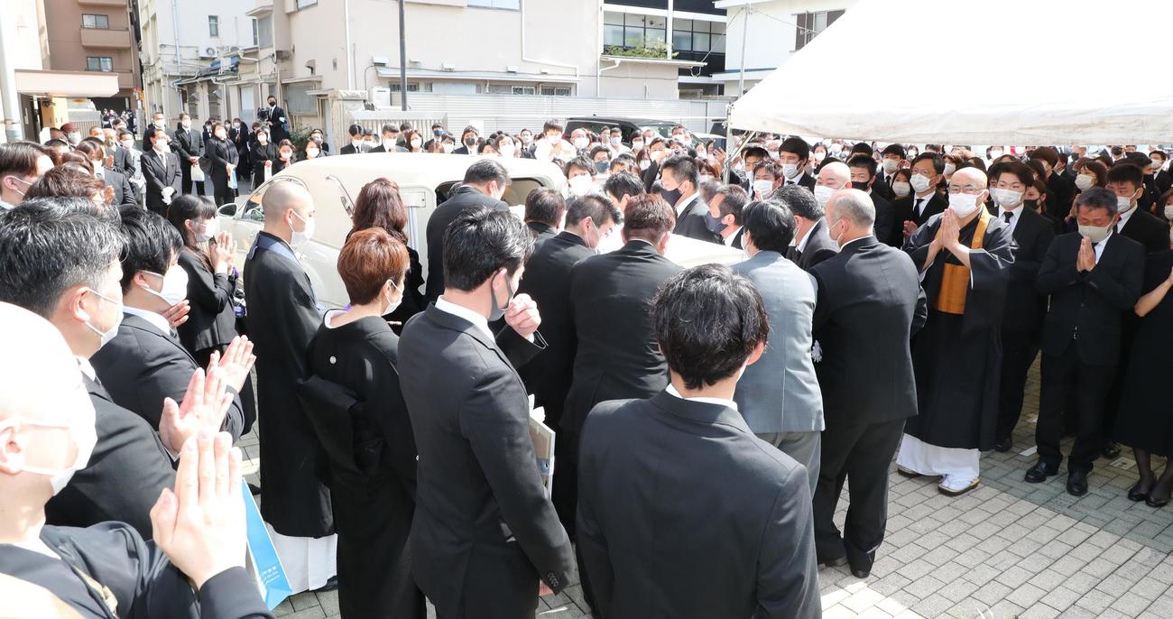 多くの参列者に見送られ霊柩車に乗せられる古賀稔彦さんの棺（代表撮影）