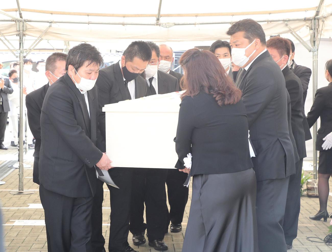 吉田秀彦氏（右手前から2人目）らに運び出される古賀稔彦さんの棺（代表撮影）
