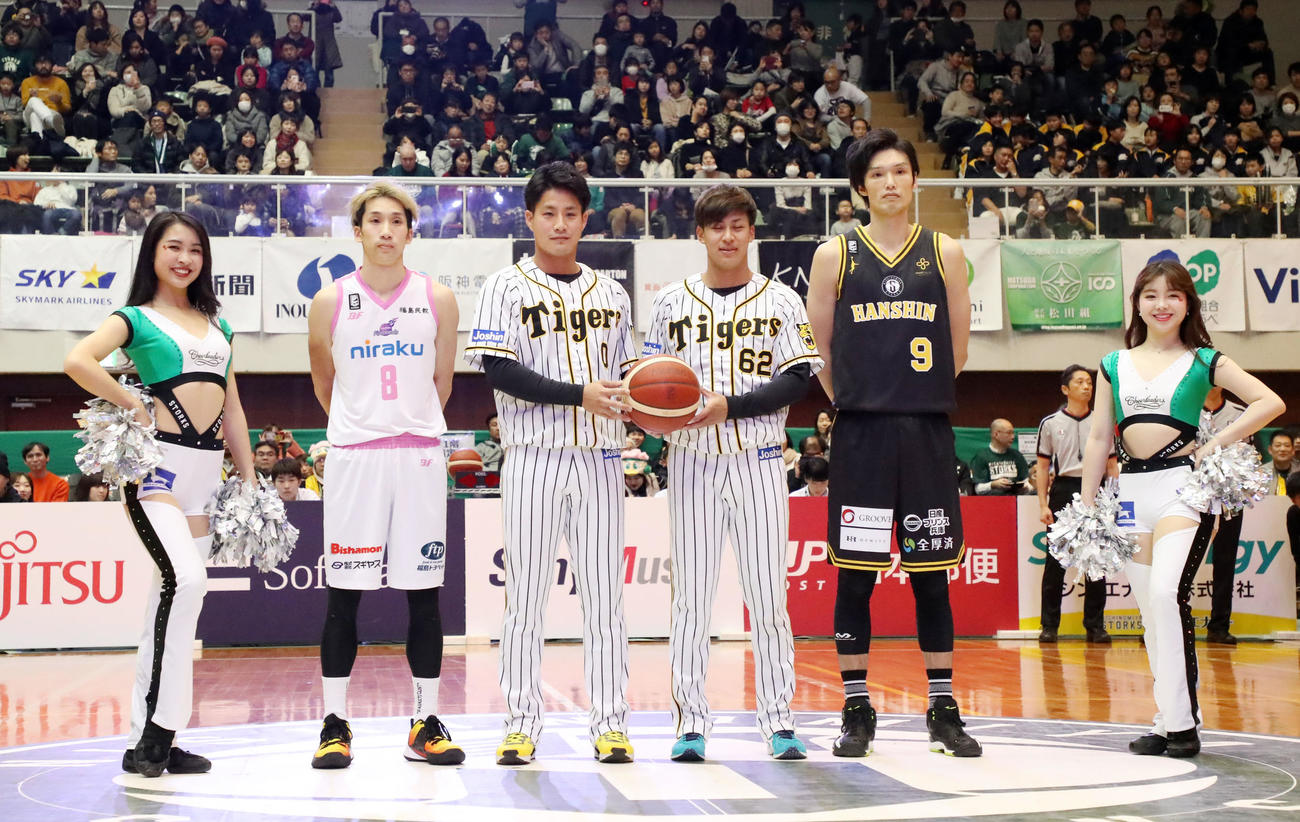 西宮ストークス－福島ファイヤーボンズ戦にゲスト参加し記念撮影する木浪（左から3人目）と植田＝2019年12月22日