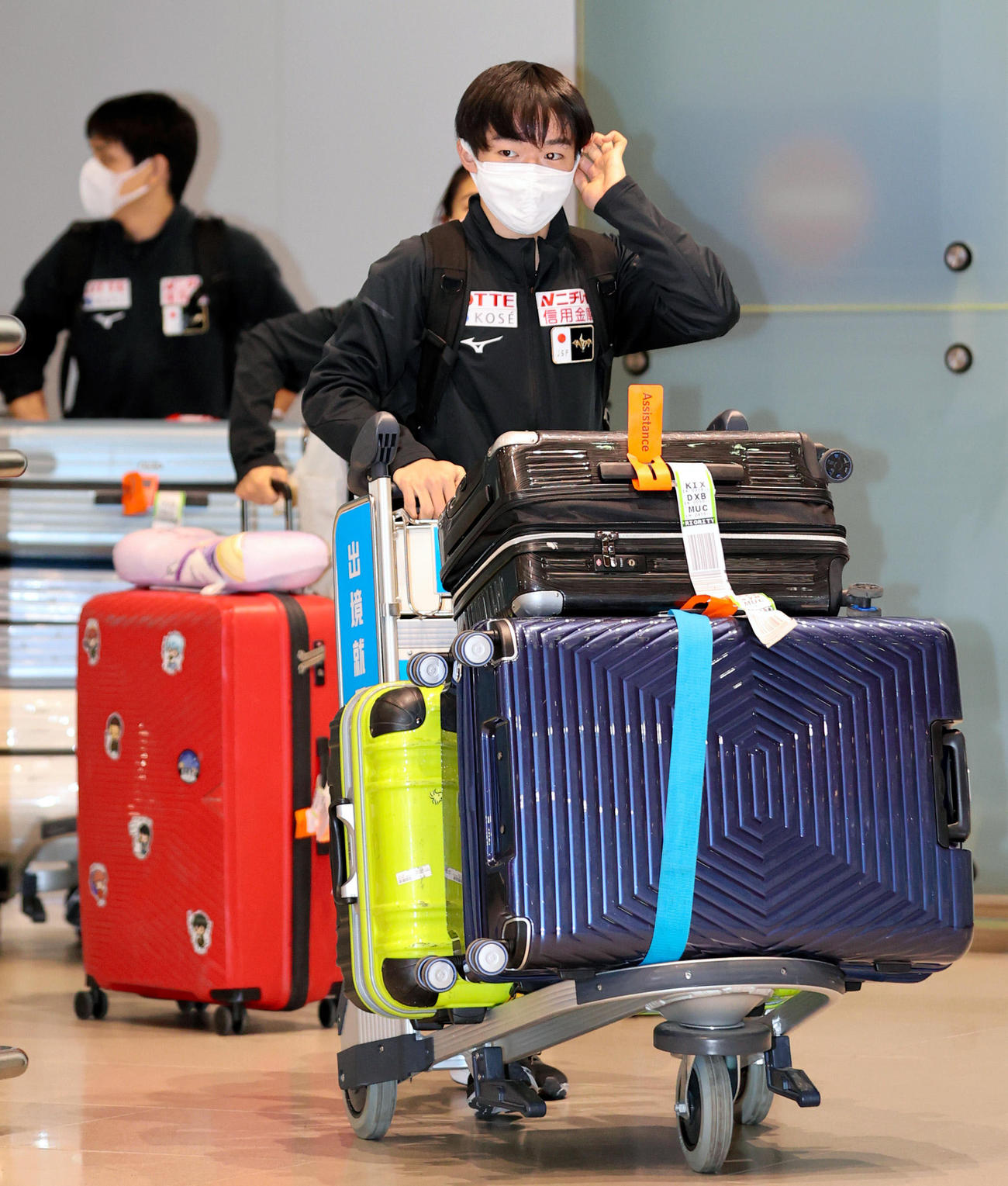 帰国したフィギュア男子の鍵山（中央）ら日本選手団（代表撮影）