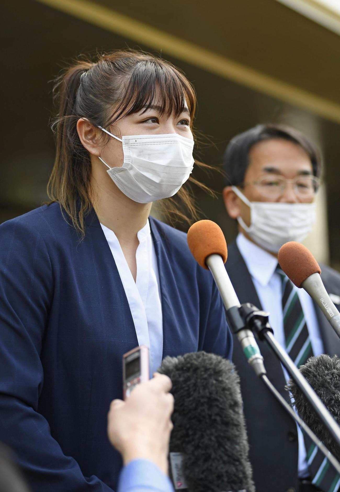 全日本空手道連盟の倫理委員会による事情聴取を終え、取材に応じる植草歩。奥は担当弁護士（共同）