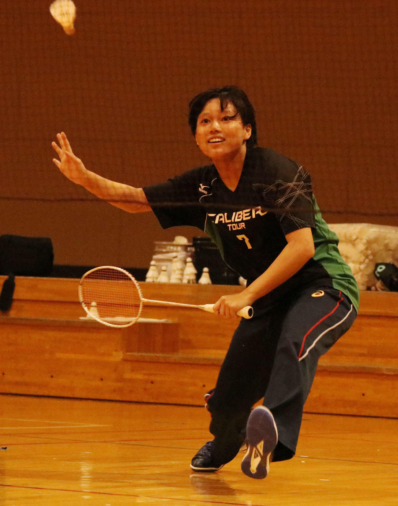 練習でシャトルを追う岩戸