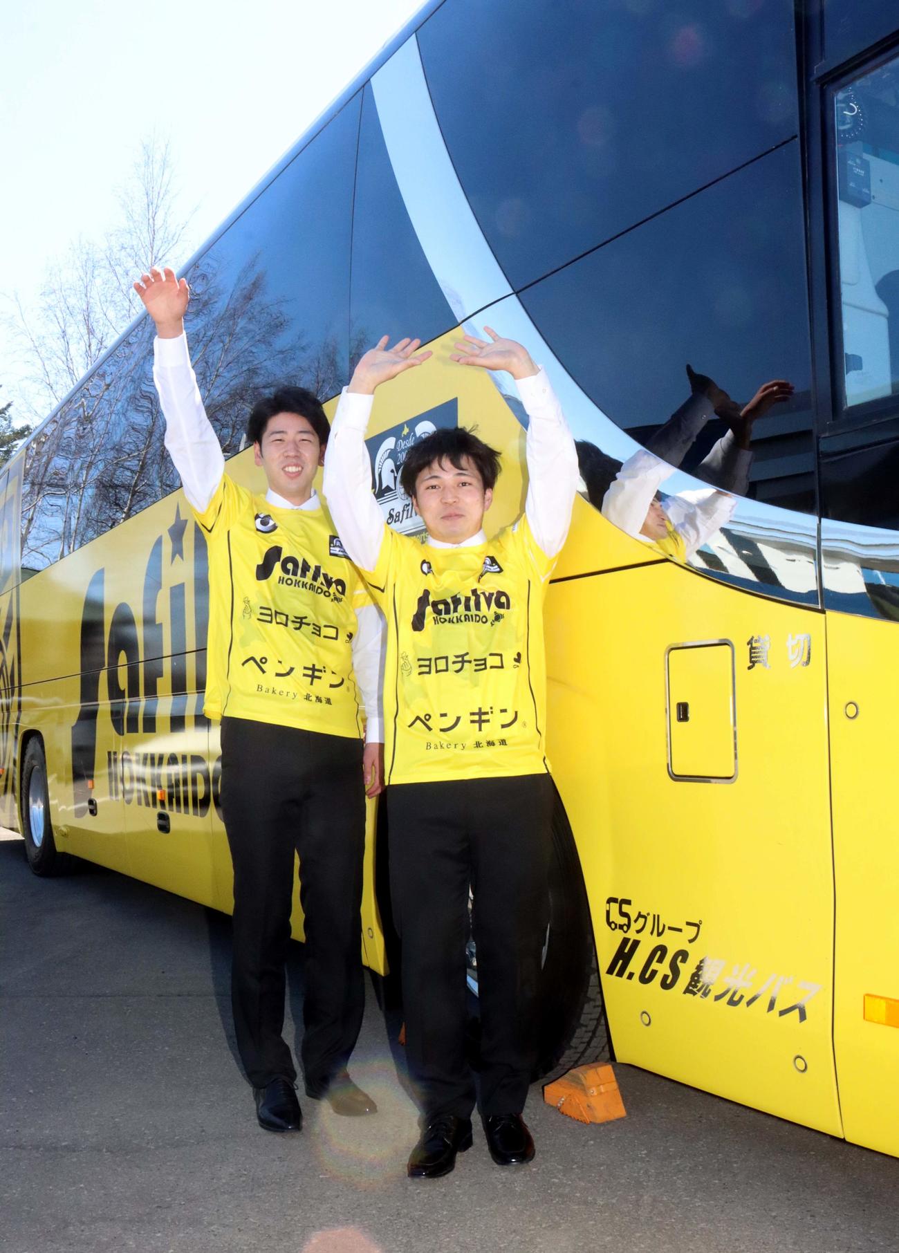 光駿輸送に入社し、同社提供の遠征バス前でアタックとトスのポーズを取るサフィルヴァ北海道の（左から）中林、田代（撮影・永野高輔）