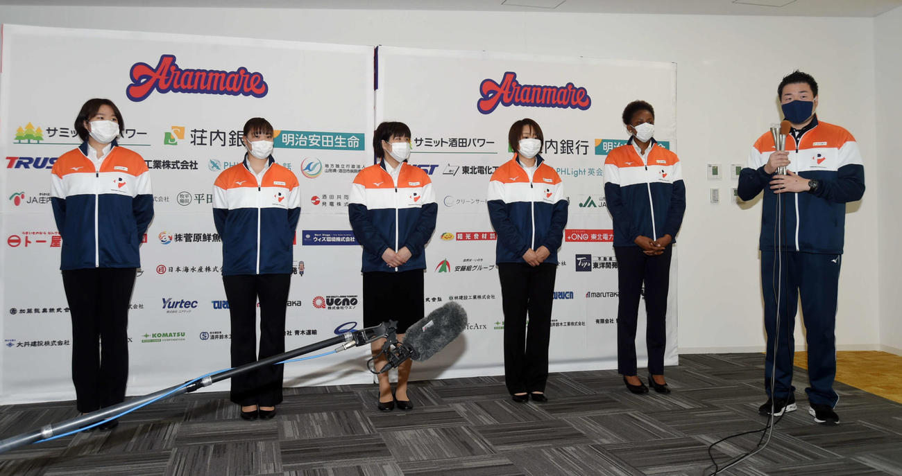 新入団5選手について説明するアランマーレ・北原監督（右）（撮影・相沢孔志）