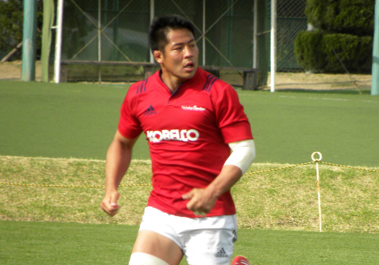 練習でボールの位置へ走る神戸製鋼フランカー橋本大輝（撮影・松本航）