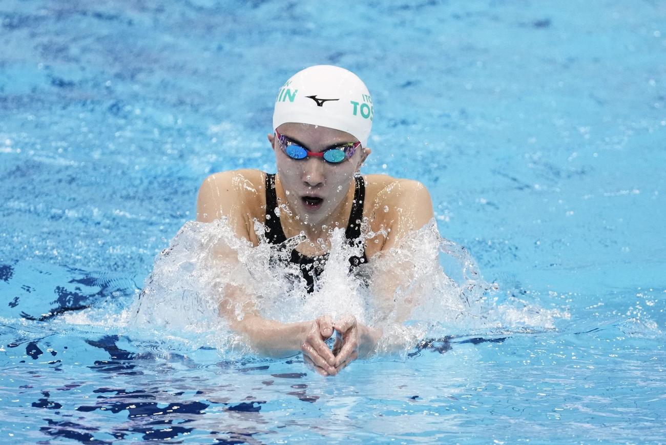 女子400メートル個人メドレー決勝、平泳ぎで力泳する大橋（代表撮影）