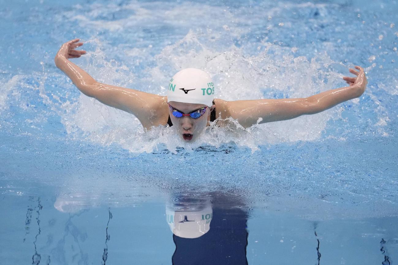 女子400メートル個人メドレー決勝、バタフライで力泳する大橋（代表撮影）