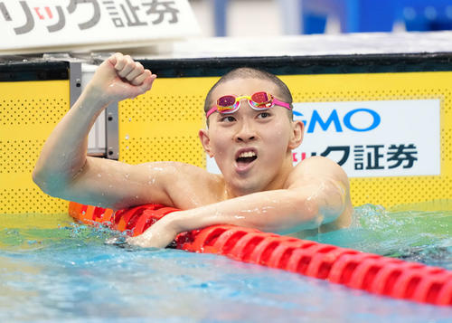 男子400メートル個人メドレーで東京五輪代表内定を決め、ガッツポーズする井狩（撮影・鈴木みどり）