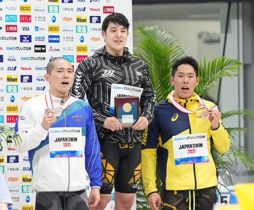 男子400メートル個人メドレーの表彰に臨む、東京五輪代表内定を決めた2位の井狩（左）と優勝の瀬戸（中央）。右は3位の本多（撮影・鈴木みどり）