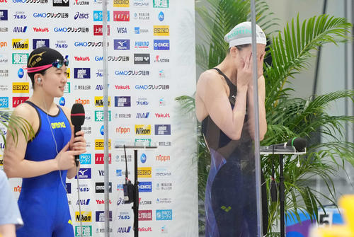 女子400メートル個人メドレーで東京五輪代表内定を決めた大橋（右）は涙を拭う（撮影・鈴木みどり）