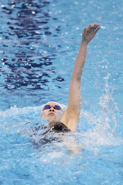 女子400メートル個人メドレー決勝、背泳ぎで力泳する大橋（代表撮影）