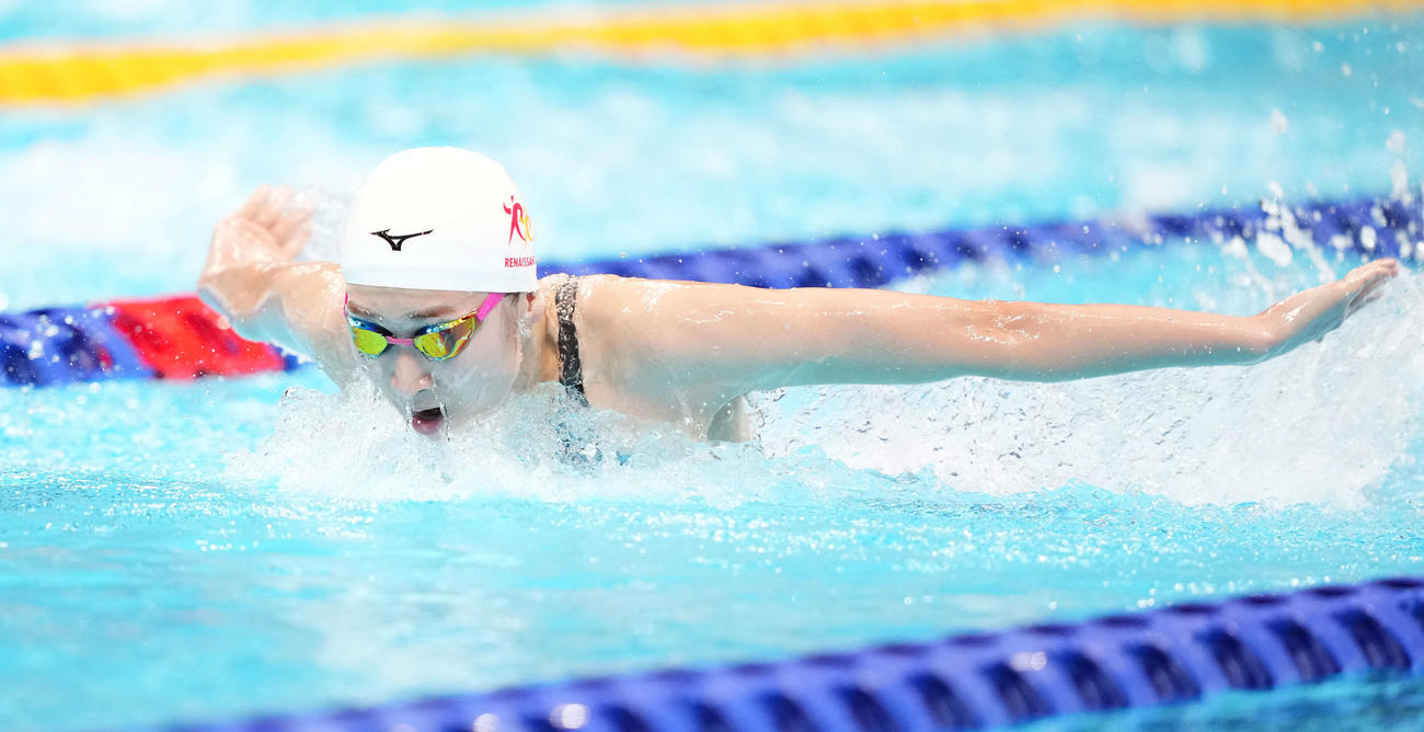 女子100メートルバタフライ予選で力泳する池江（撮影・鈴木みどり）