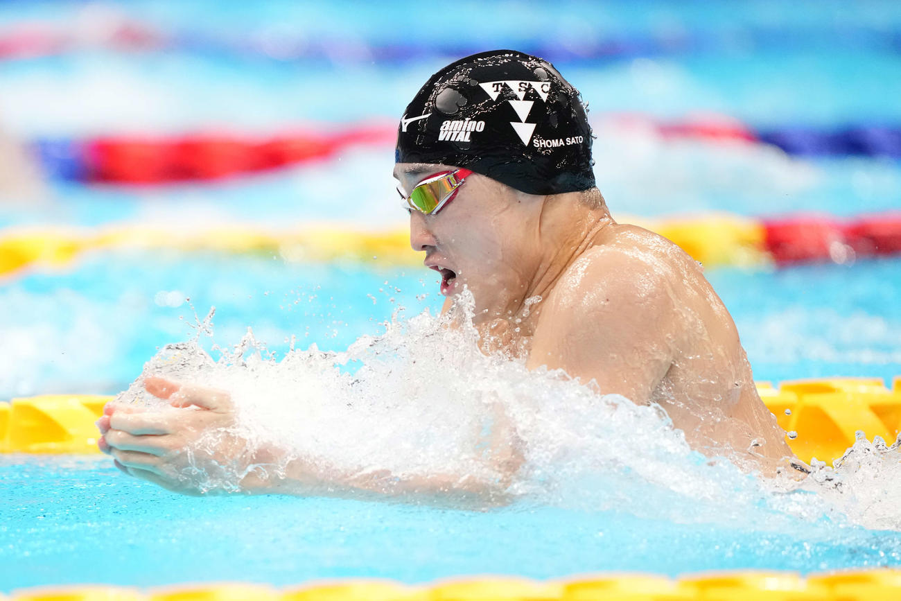 男子100メートル平泳ぎ予選で力泳する佐藤（撮影・鈴木みどり）