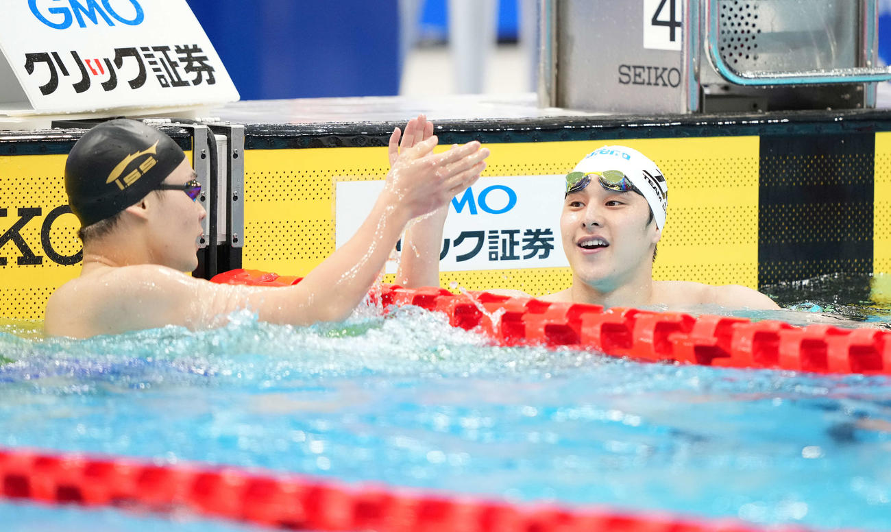 男子400メートル個人メドレー予選を終えハイタッチする瀬戸（右）（撮影・鈴木みどり）