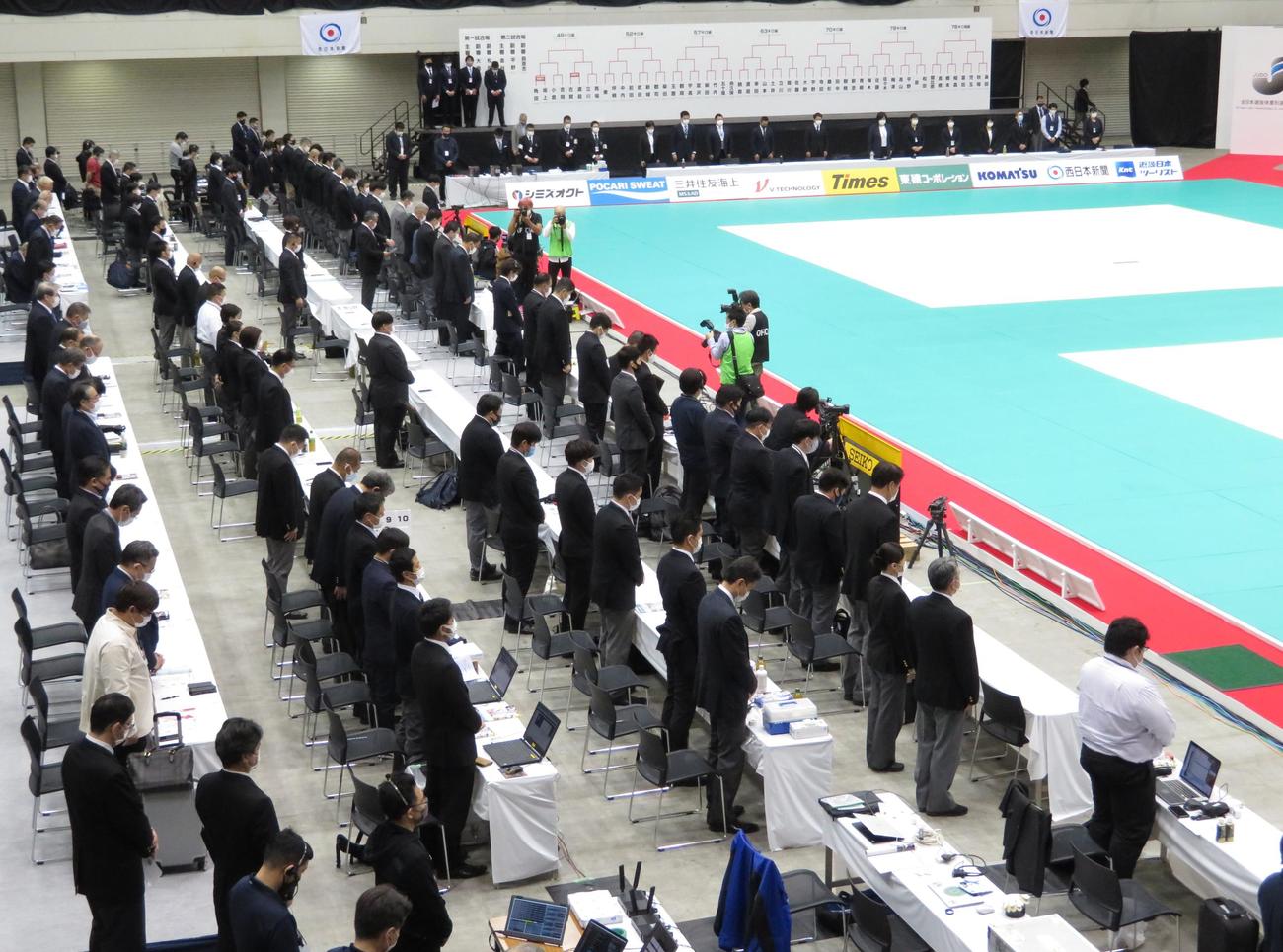 死去した古賀稔彦さんへ黙とうをささげる関係者（撮影・峯岸佑樹）