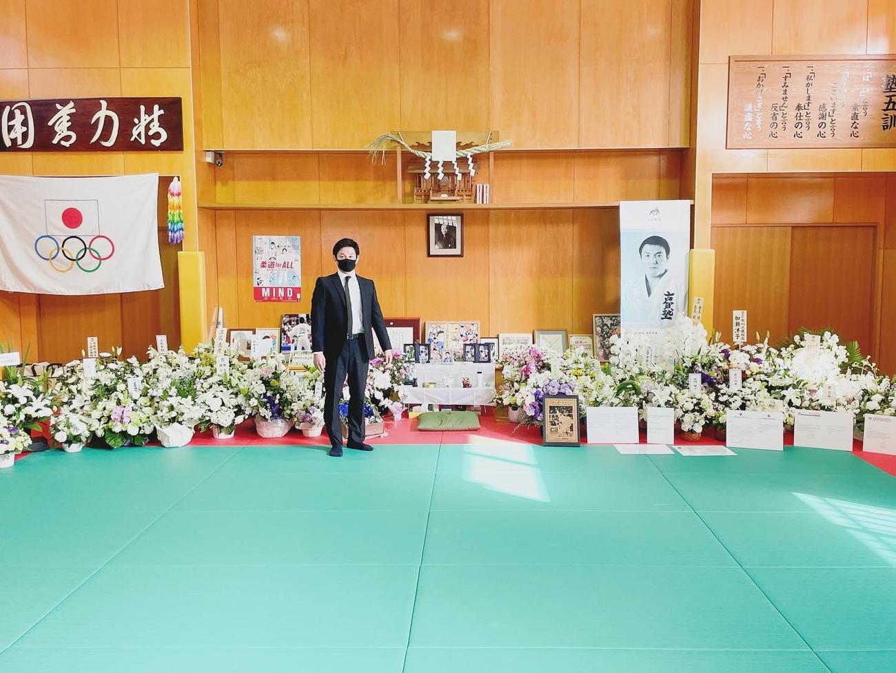古賀塾を弔問した石川裕紀さん（本人提供）