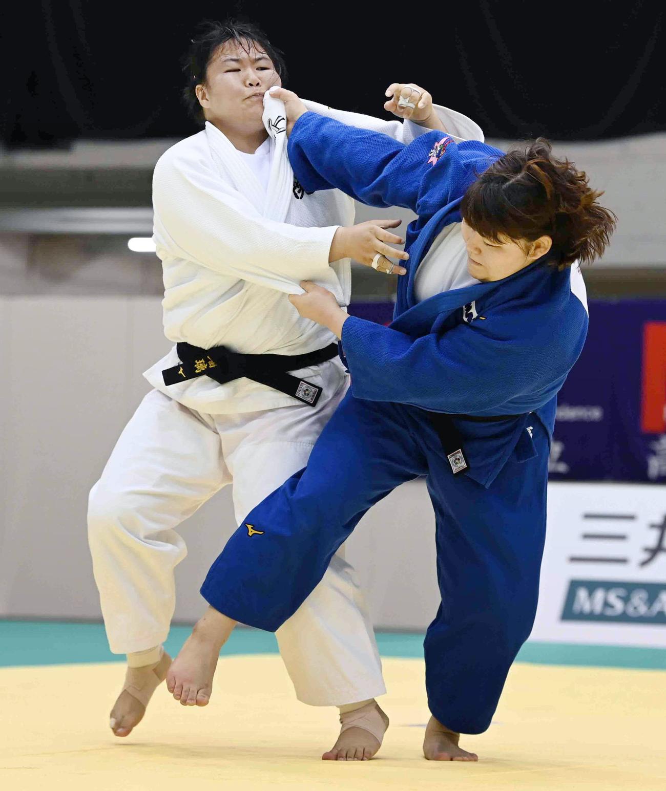 女子78 キロ 超級決勝　高橋瑠璃（左）を攻める冨田若春＝福岡国際センター（代表撮影）