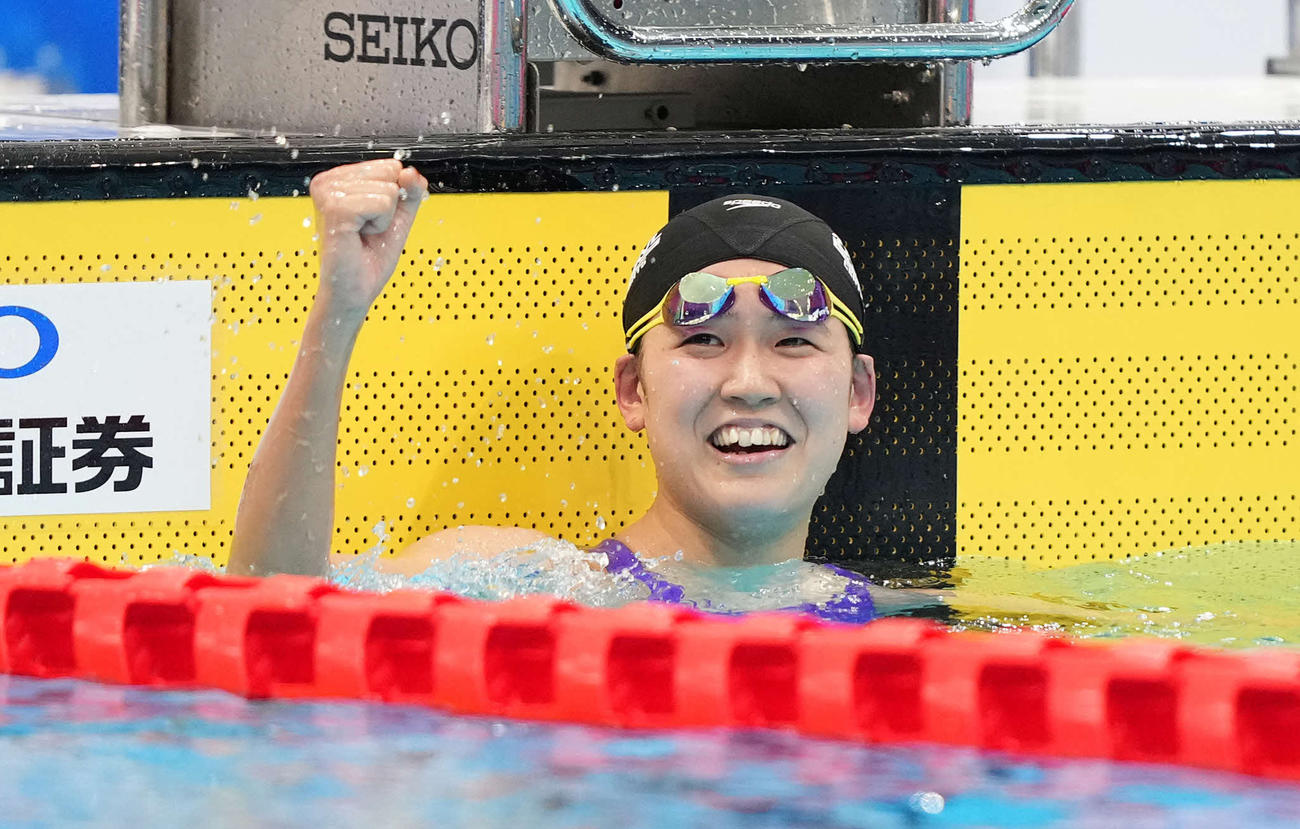 女子400メートル自由形で東京五輪代表内定を決めガッツポーズする小堀（撮影・鈴木みどり）