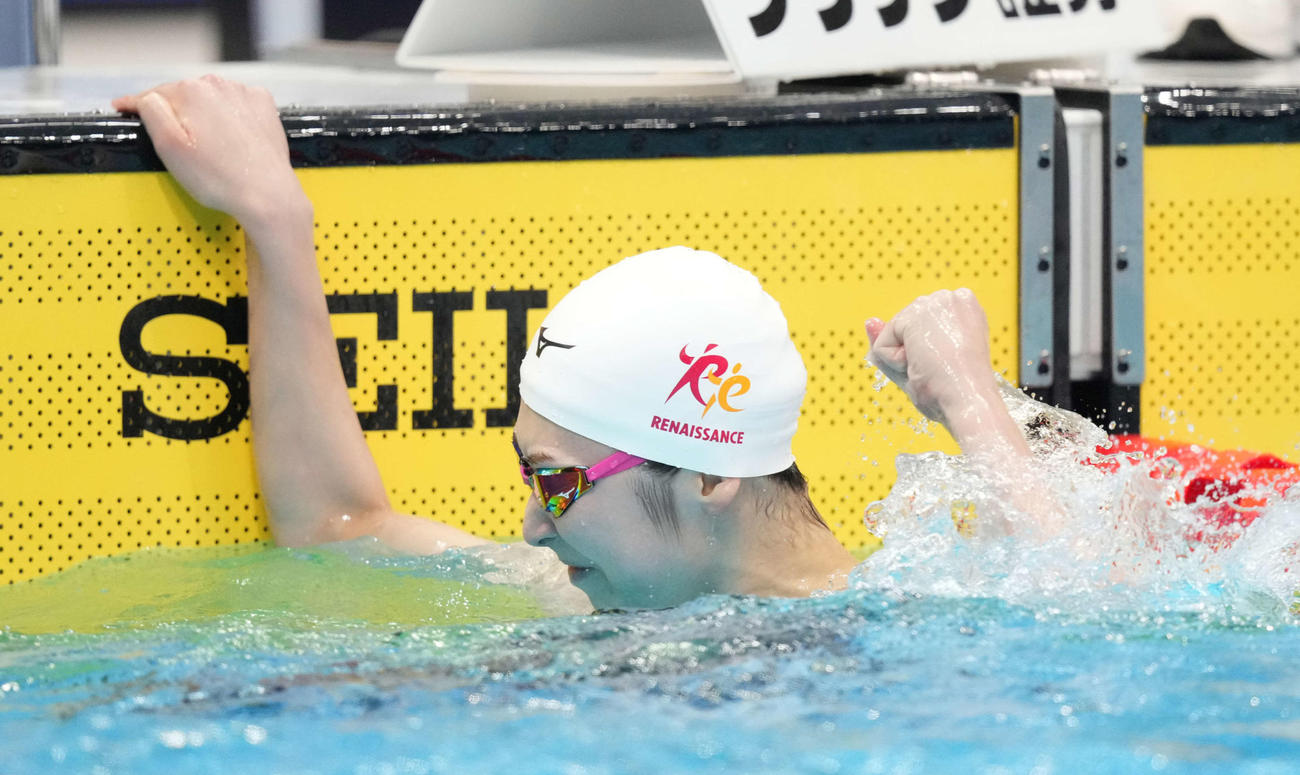 女子100メートルバタフライで優勝しガッツポーズする池江（撮影・鈴木みどり）