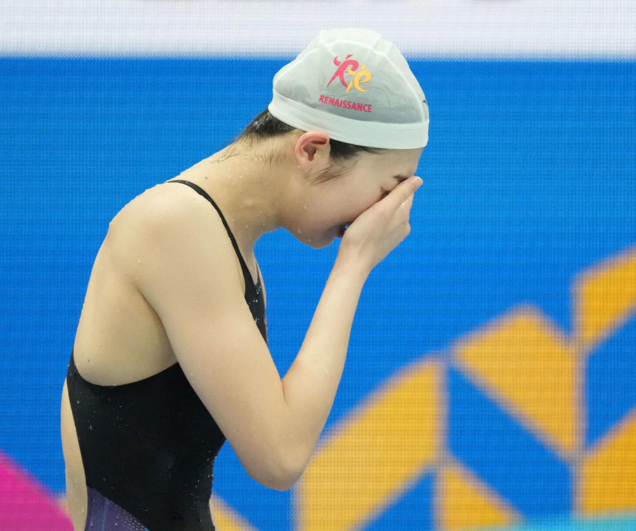 女子100メートルバタフライで優勝し涙する池江（撮影・鈴木みどり）