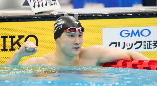 男子100メートル平泳ぎで優勝しガッツポーズする佐藤(撮影・鈴木みどり)