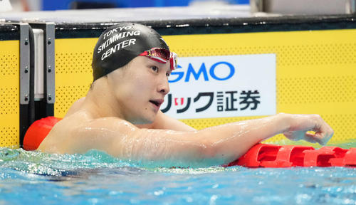男子100メートル平泳ぎで優勝するも浮かない表情の佐藤(撮影・鈴木みどり)