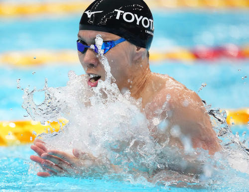男子100メートルバ平泳ぎ決勝で力泳する渡辺（撮影・鈴木みどり）