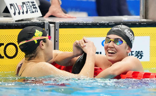 女子400メートル自由形で東京五輪代表内定を決め、健闘をたたえ合う小堀(右)と難波(撮影・鈴木みどり)