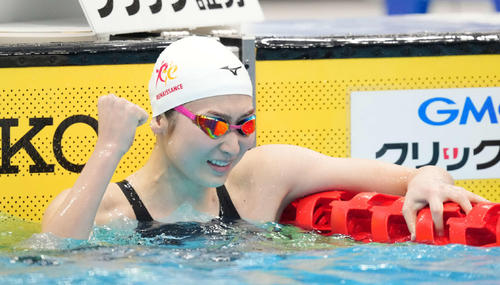 女子100メートルバタフライで優勝しガッツポーズする池江(撮影・鈴木みどり)