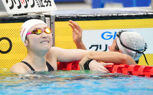 女子100メートルバタフライで優勝し感極まる池江(左)(撮影・鈴木みどり)
