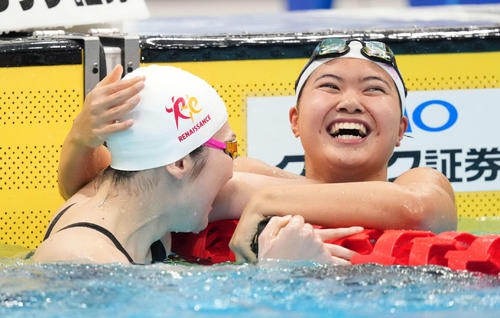 女子100メートルバタフライで優勝した池江(左)は2位の長谷川と健闘をたたえ合う(撮影・鈴木みどり)