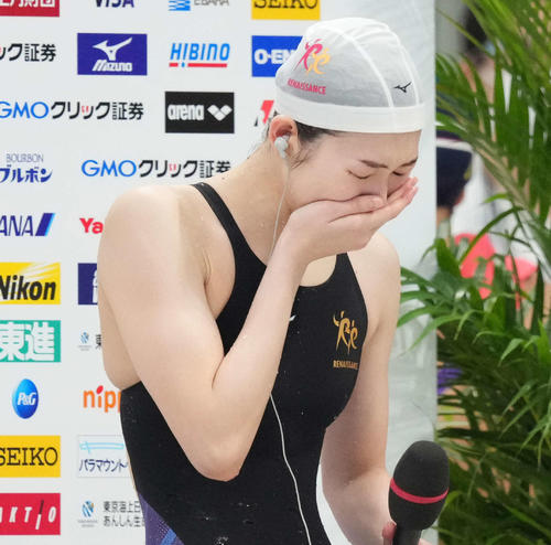 女子100メートルバタフライで優勝し涙する池江(撮影・鈴木みどり)