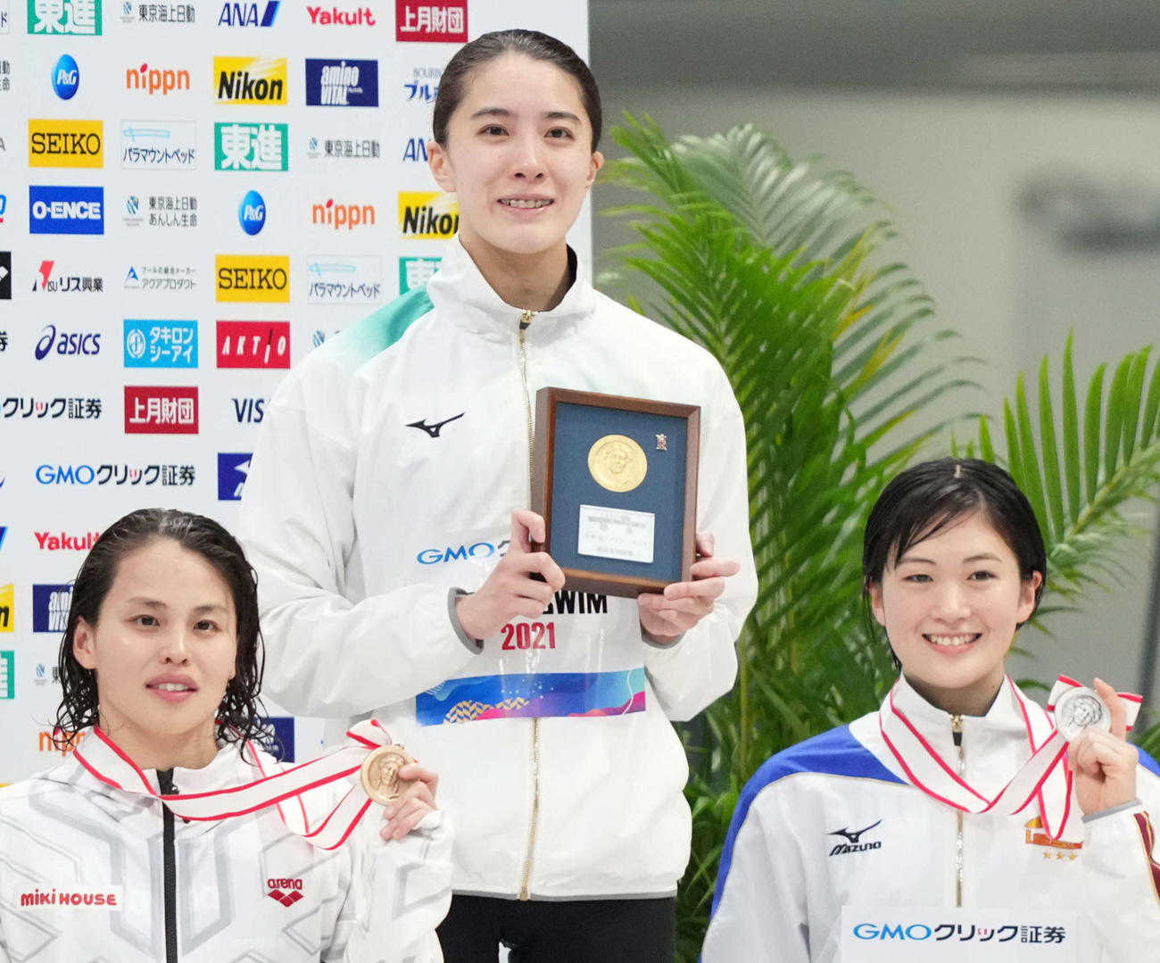 女子400メートル個人メドレーで東京五輪代表内定を決めた優勝の大橋（中央）と2位の谷川（右）は表彰で笑顔。左は3位の清水（撮影・鈴木みどり）