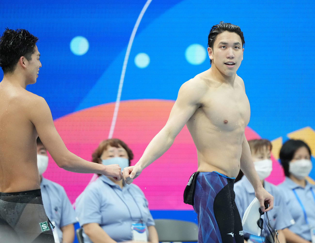 男子200メートル自由形予選を終えタッチを交わす松元（右）（撮影・鈴木みどり）