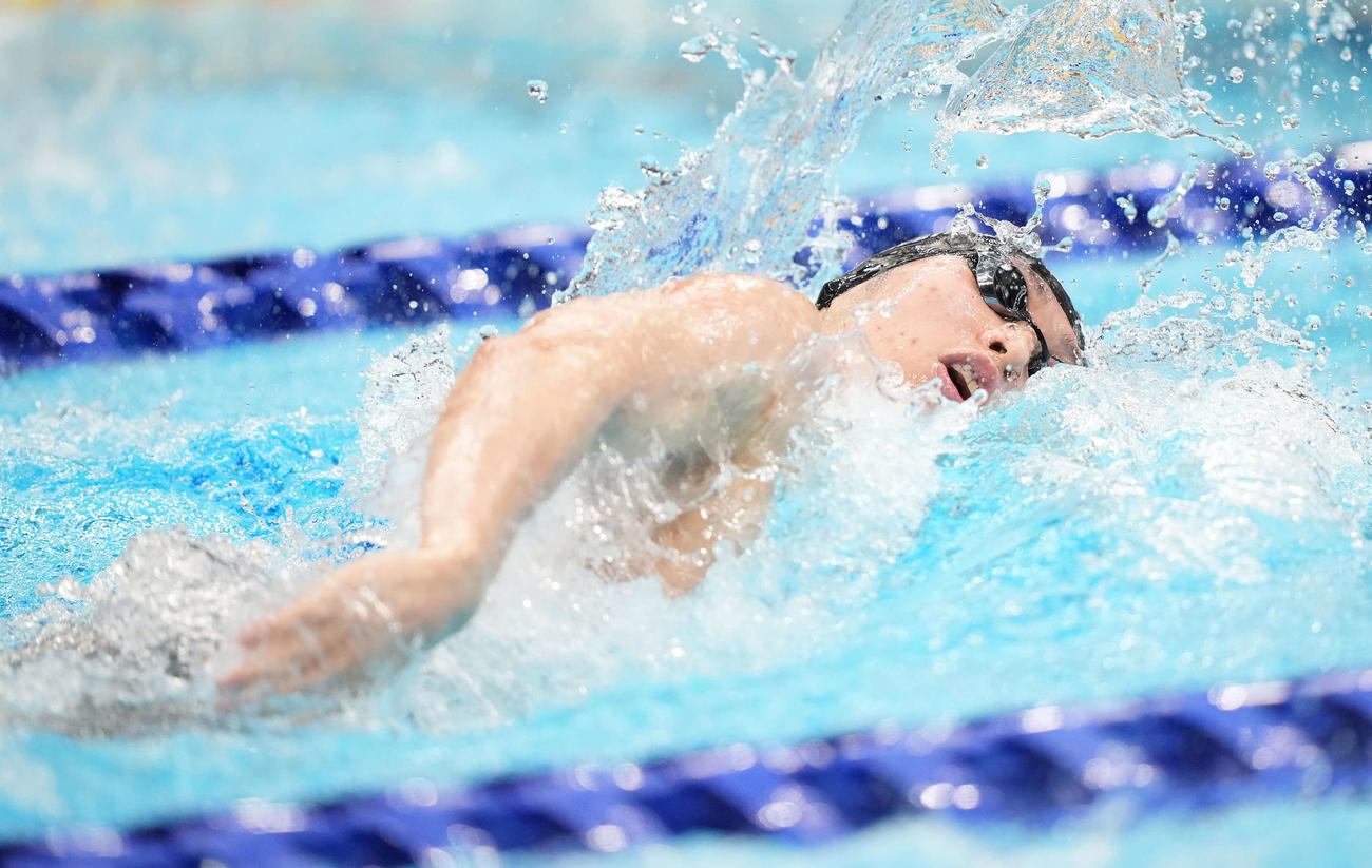 男子200メートル自由形予選で力泳する萩野（撮影・鈴木みどり）