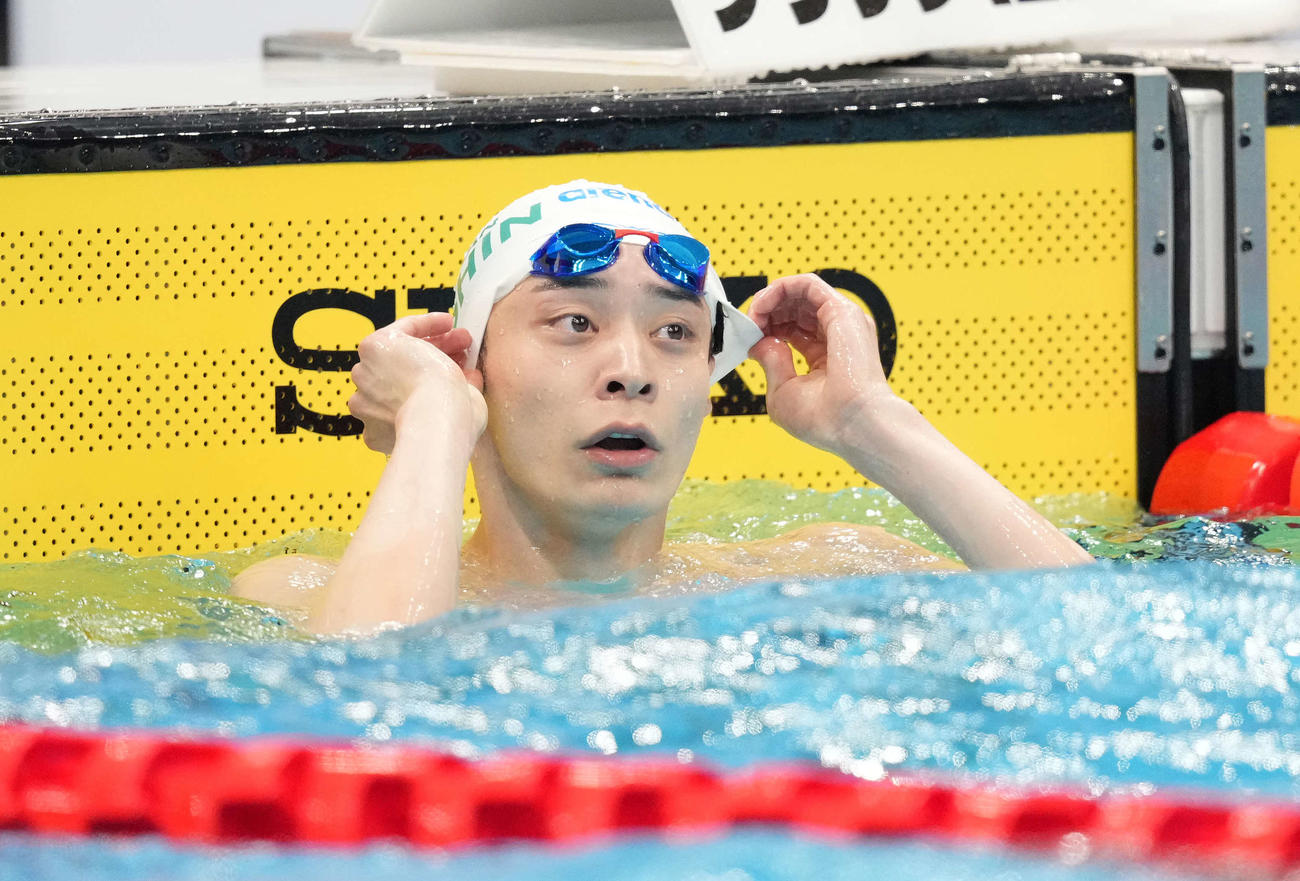 男子100メートル背泳ぎ予選でタイムを確認する入江（撮影・鈴木みどり）