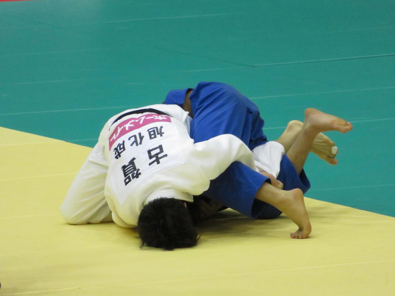 1回戦で福田大悟に絞め技を決める古賀玄暉（撮影・峯岸佑樹）