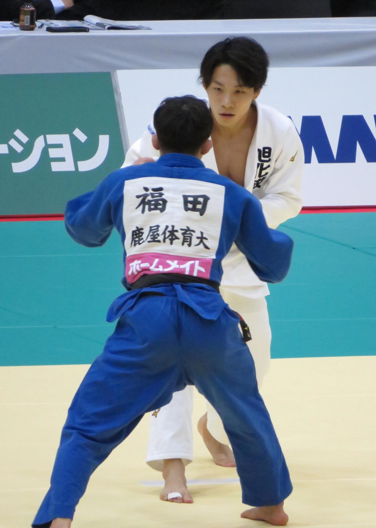 1回戦で福田大悟と対戦する古賀玄暉（撮影・峯岸佑樹）