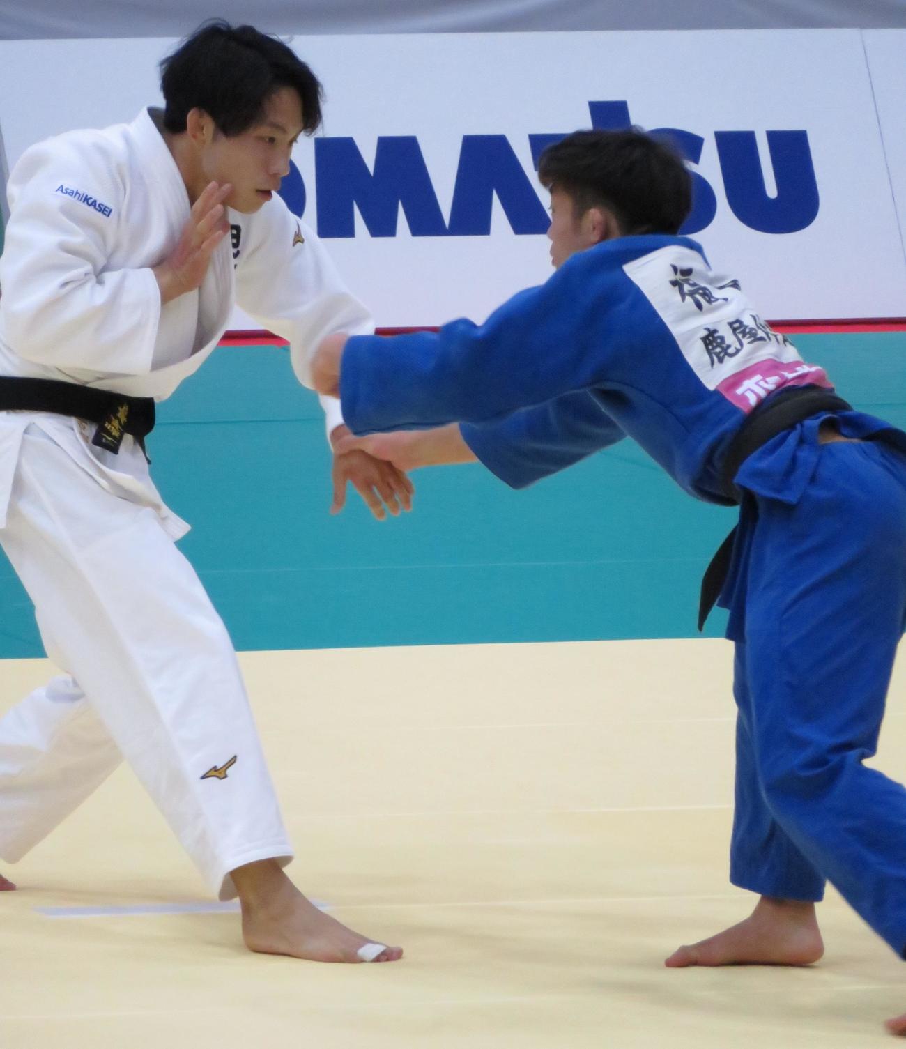1回戦で福田大悟（右）と対戦する古賀玄暉（撮影・峯岸佑樹）