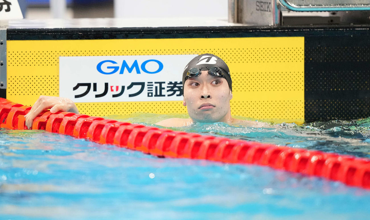 男子200メートル自由形予選でタイムを確認する萩野（撮影・鈴木みどり）