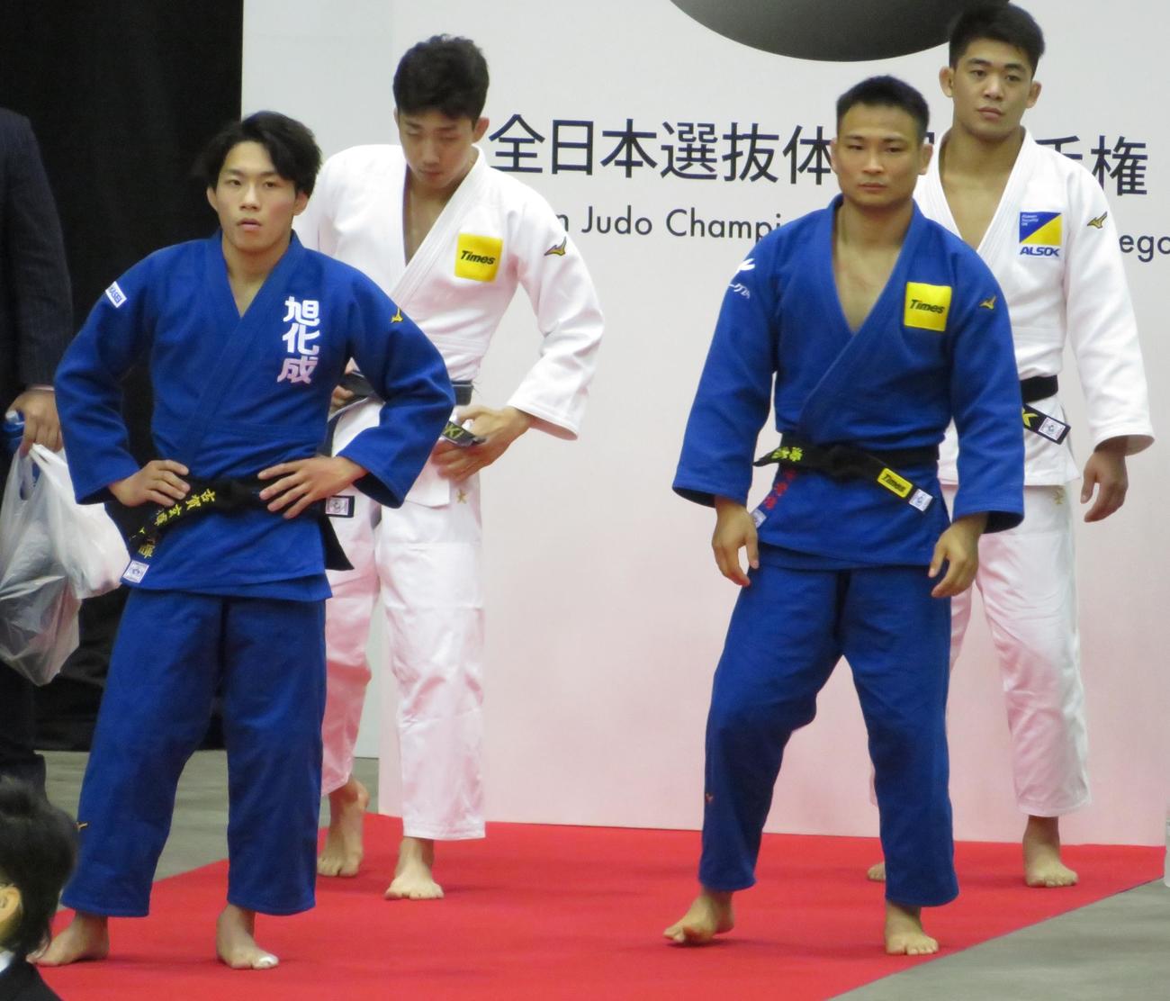 準決勝前に待機する古賀玄暉（左）（撮影・峯岸佑樹）
