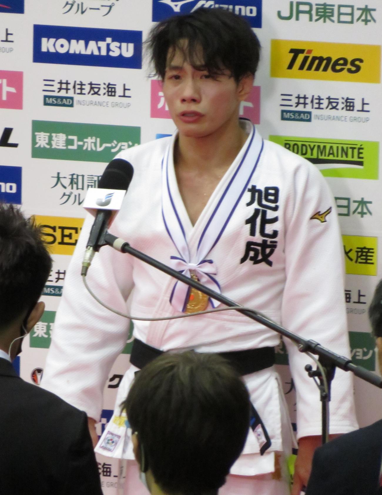 優勝インタビューに応じる古賀玄暉（撮影・峯岸佑樹）