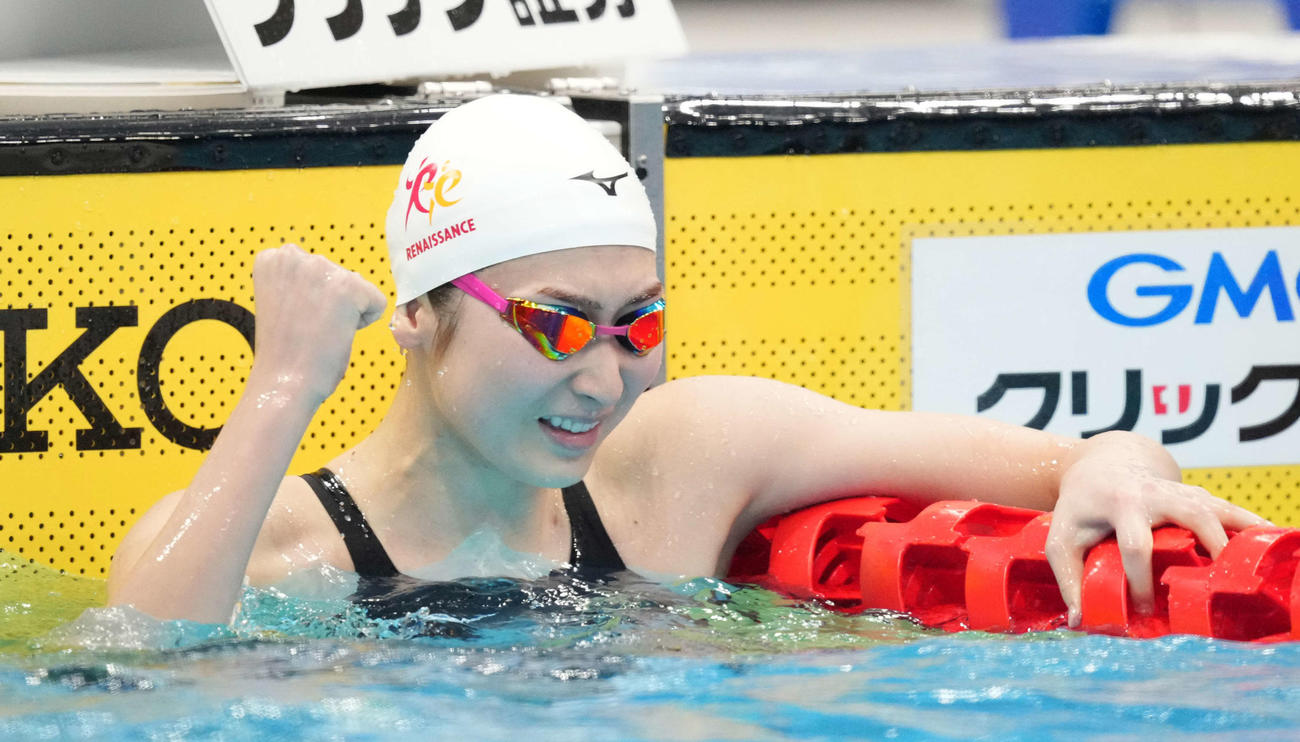 女子100メートルバタフライで優勝しガッツポーズする池江（撮影・鈴木みどり）