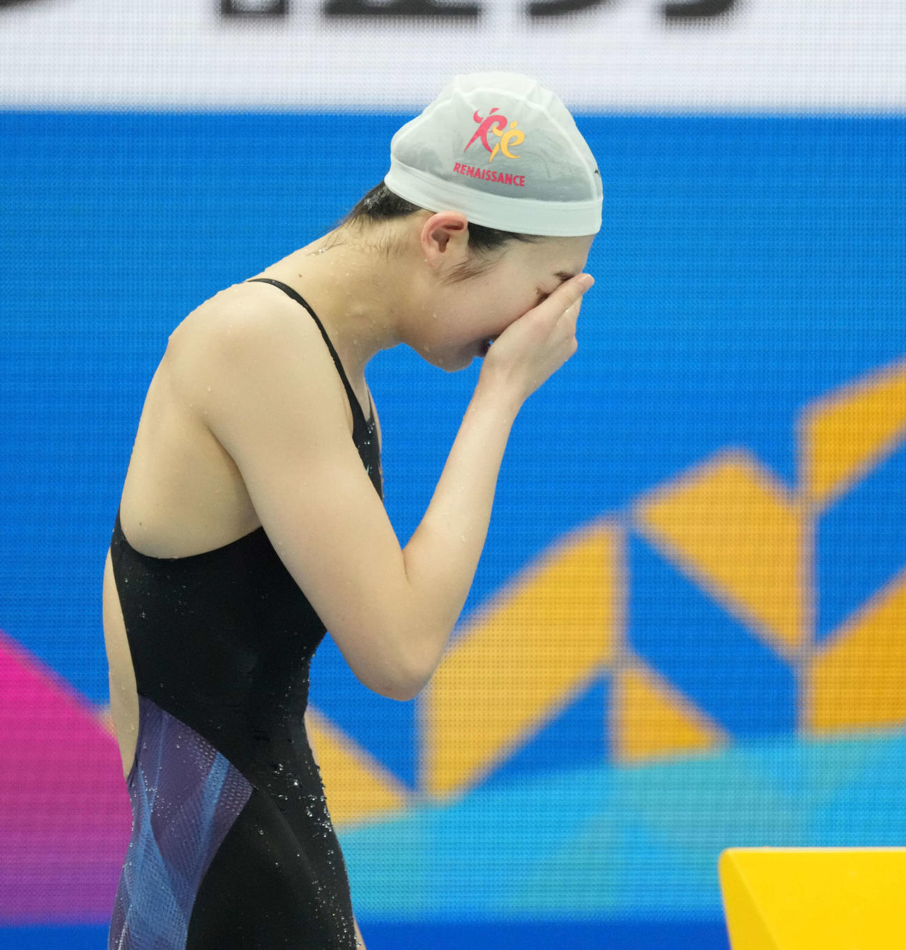 女子100メートルバタフライで優勝し涙する池江（撮影・鈴木みどり）