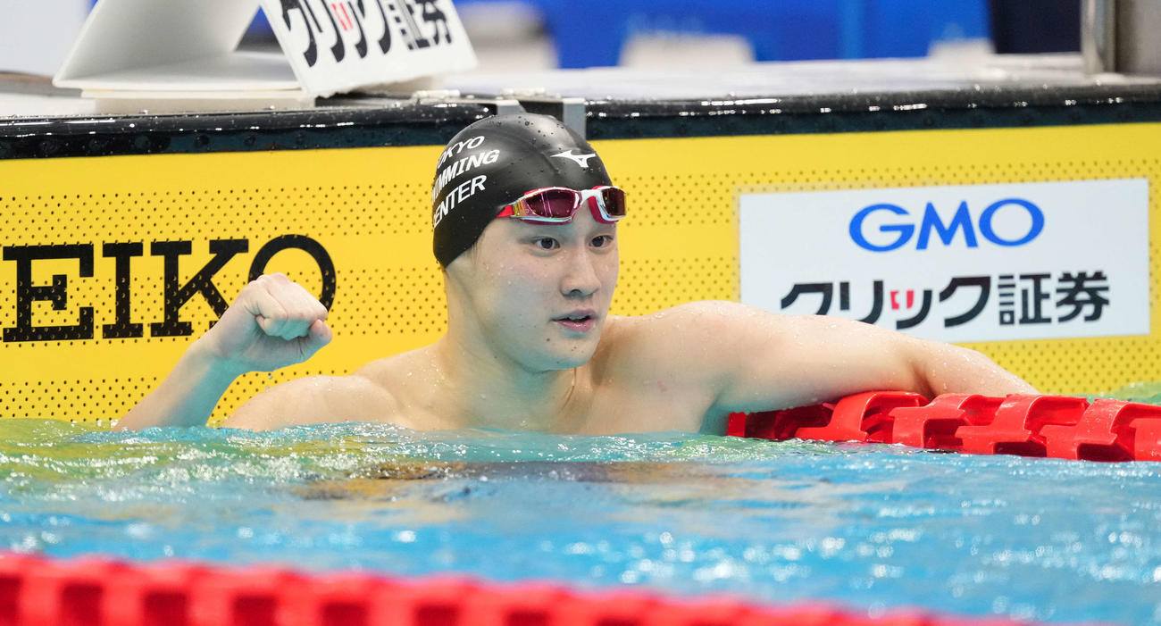 男子100メートルバ平泳ぎで優勝しガッツポーズする佐藤（撮影・鈴木みどり）