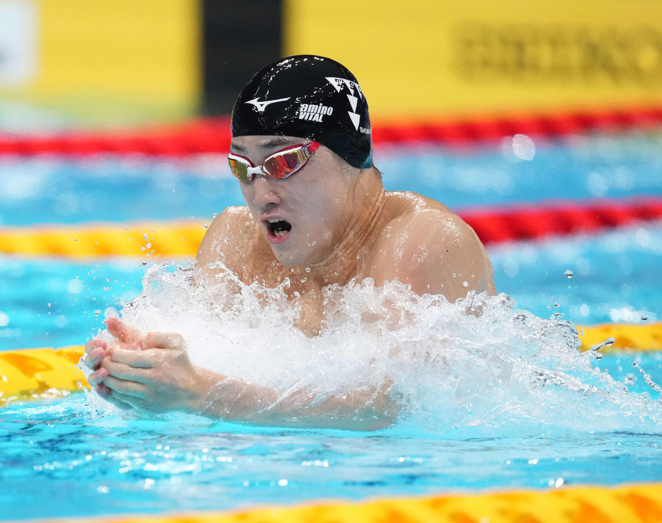 男子100メートルバ平泳ぎ決勝で力泳する佐藤（撮影・鈴木みどり）