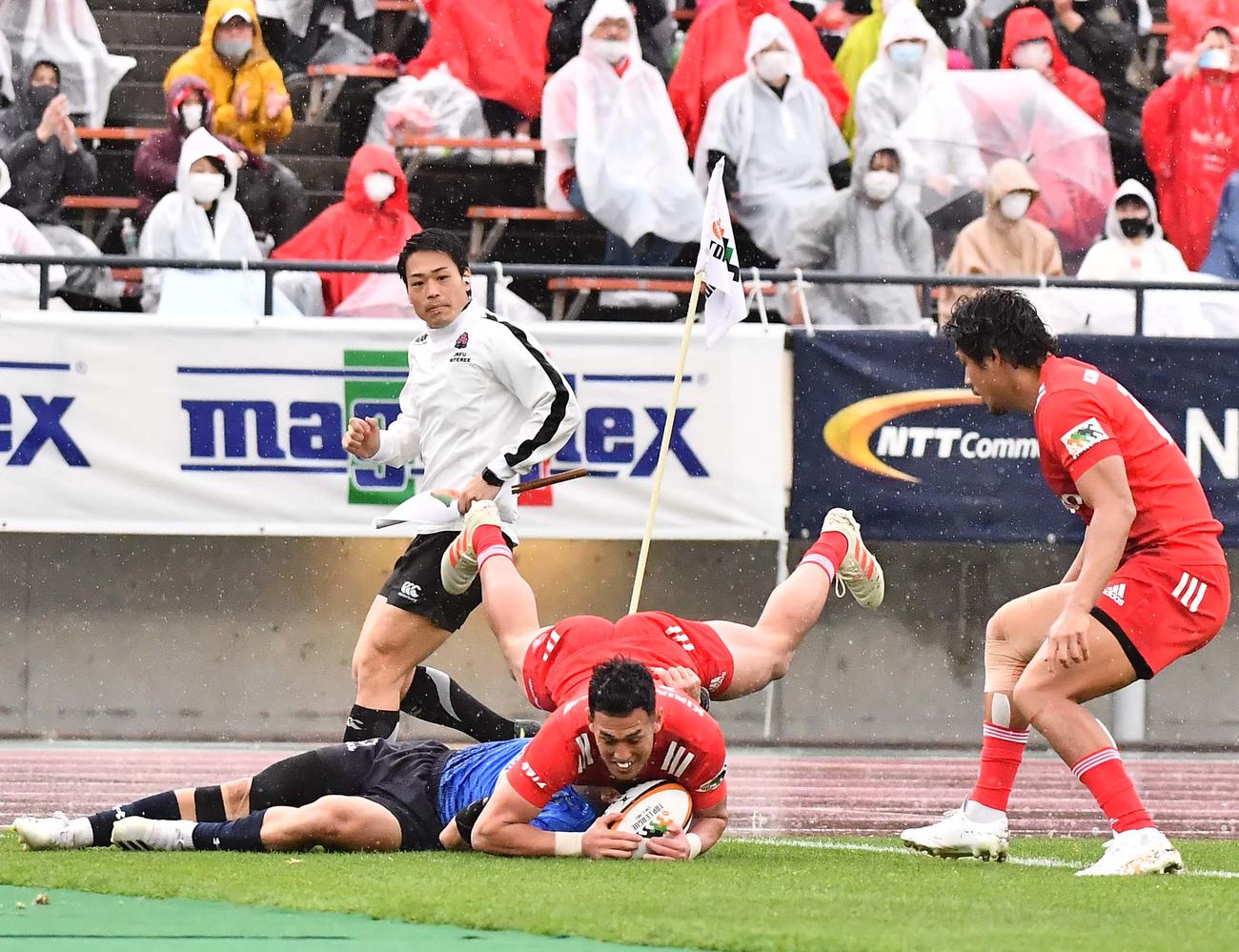 神戸製鋼対パナソニック　後半、右隅に飛び込み勝ち越しトライを決める神戸製鋼WTB井関信介（撮影・上田博志）