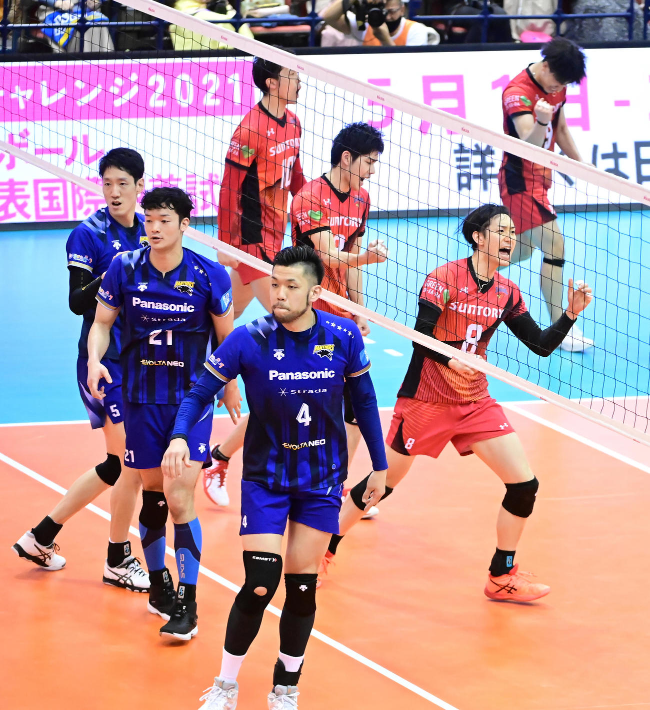 第2セット、スパイクが決まりガッツポーズで喜ぶ柳田（右手前）とサントリーの選手たち（撮影・小沢裕）