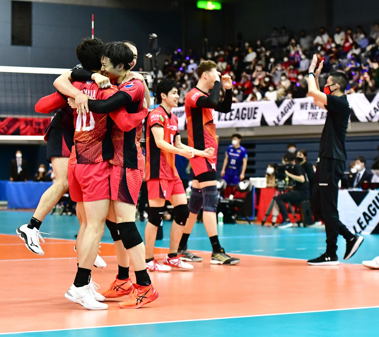 14年ぶりの優勝が決まり抱き合って喜ぶサントリーの選手たち（撮影・小沢裕）